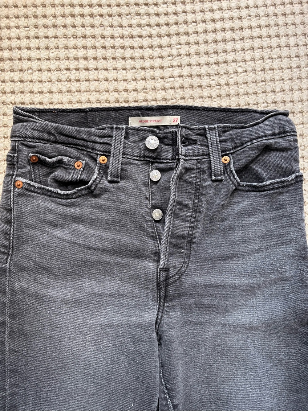 Women’s Levi’s Wedgie Straight Jeans in Washed Black - Size 27